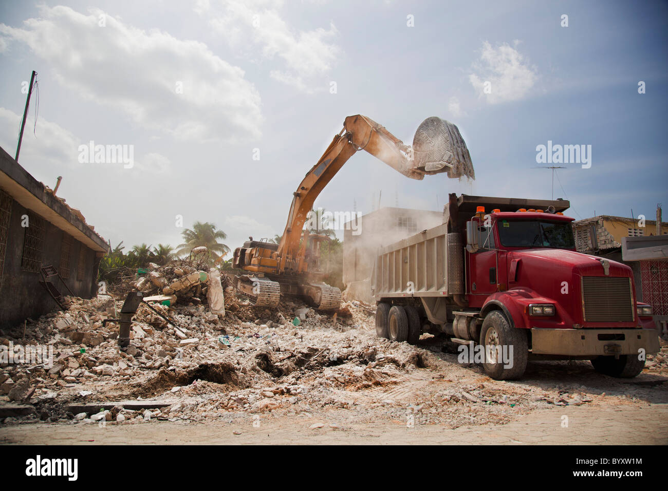 ein Bagger löscht Schutt in einem Muldenkipper nach dem Erdbeben; Port-au-Prince, haiti Stockfoto