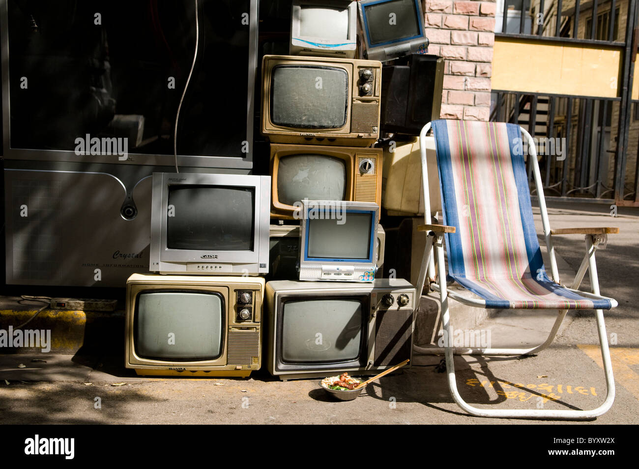 Mittagessen von alten Fernseher warten setzt in Nanjing / China  Stockfotografie - Alamy