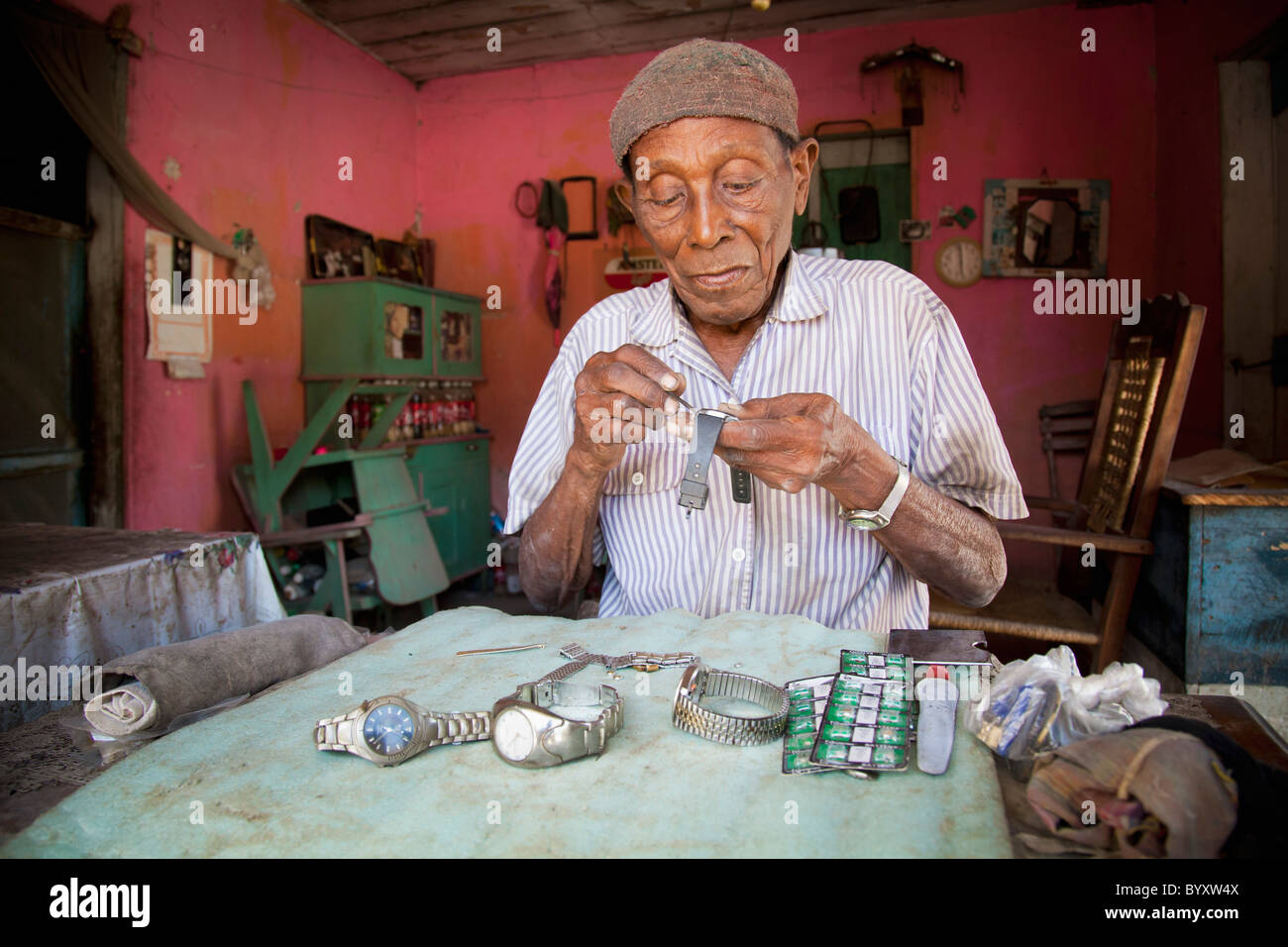 eine haitianische Uhren- und Uhr Handwerker, der seine Gemeinde seit Jahrzehnten gedient hat; Grand Goave, haiti Stockfoto