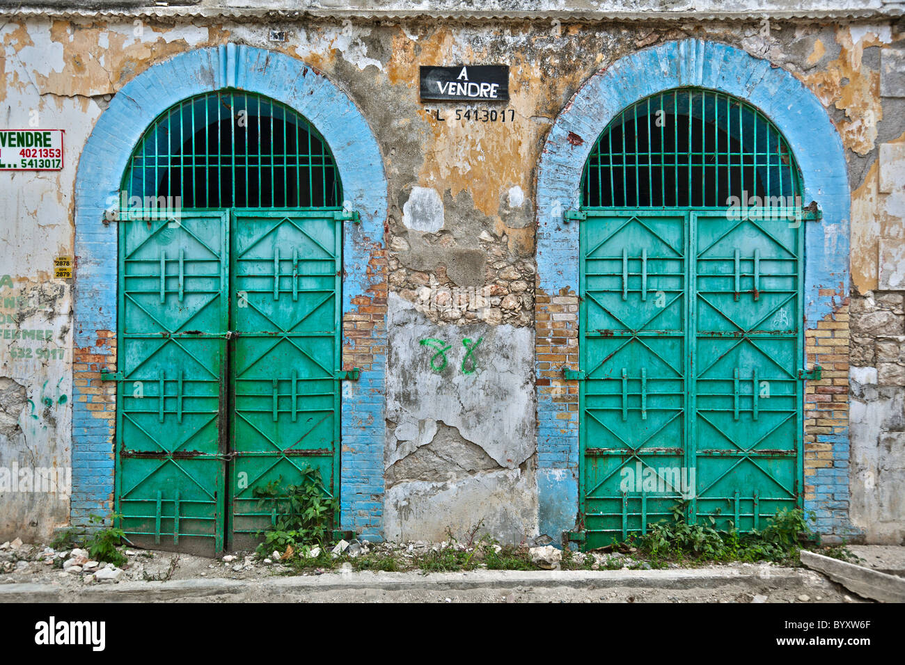 ein Gebäude mit zwei grüne Metalltüren; Jacmel, haiti Stockfoto