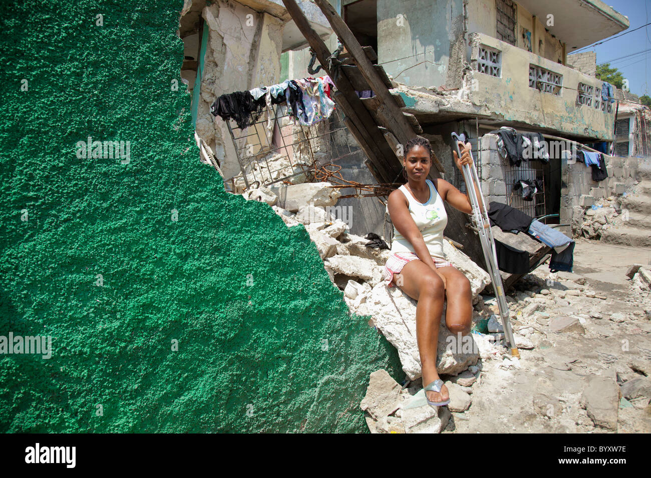 eine Frau mit Krücken, die ihr Bein in dem Erdbeben verloren; Port-au-Prince, haiti Stockfoto