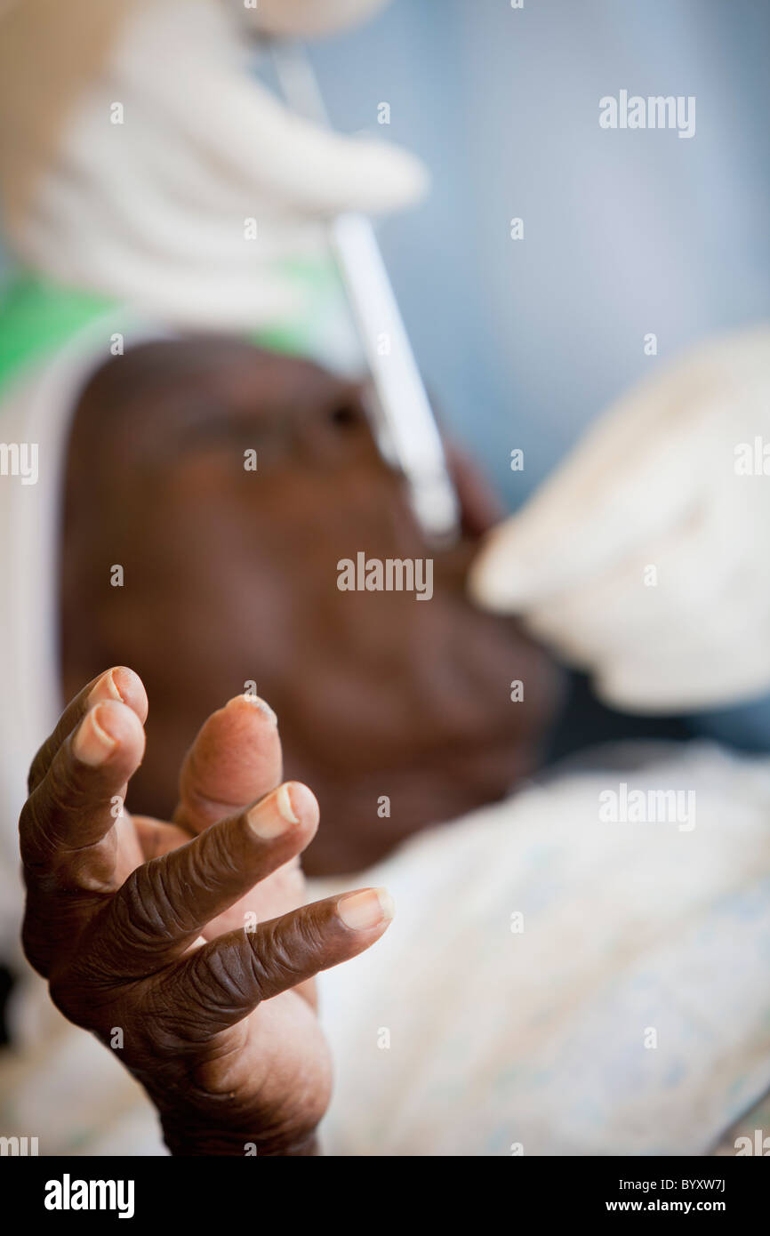 eine Hand eines Patienten erreicht wie sie in der Hoffnung lebendig Klinik behandelt werden; Grand Saline, haiti Stockfoto
