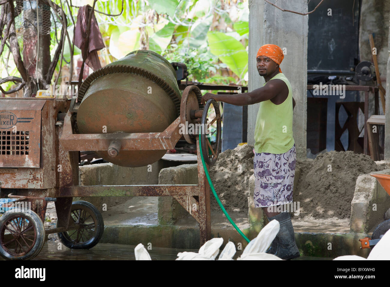 ein Mann, Mischen von Beton; Pierre Payen, haiti Stockfoto