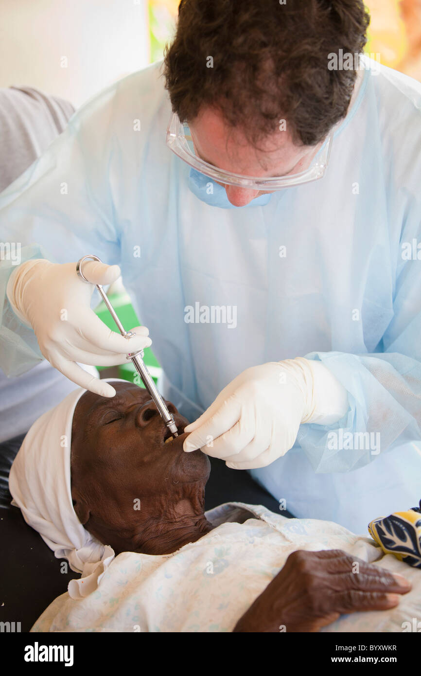 ein Zahnarzt meldet sich freiwillig seine Zeit und Talent, um Entlastung zu Haitianer leben in Armut zu geben; Grand Saline, haiti Stockfoto