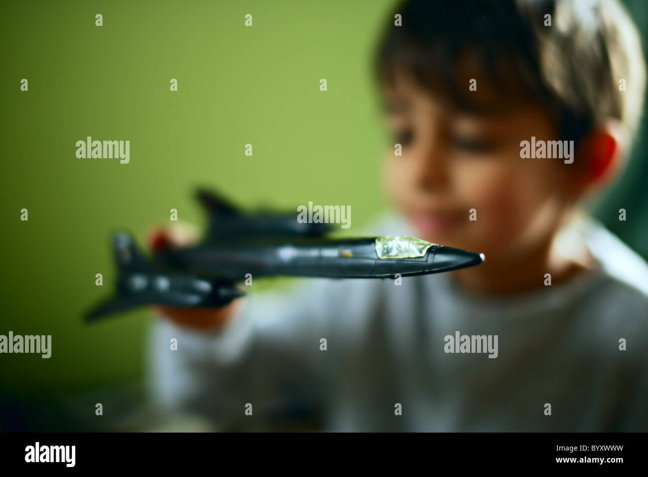 Junge mit Blackbird Spion Flugzeug Spielzeug Stockfoto