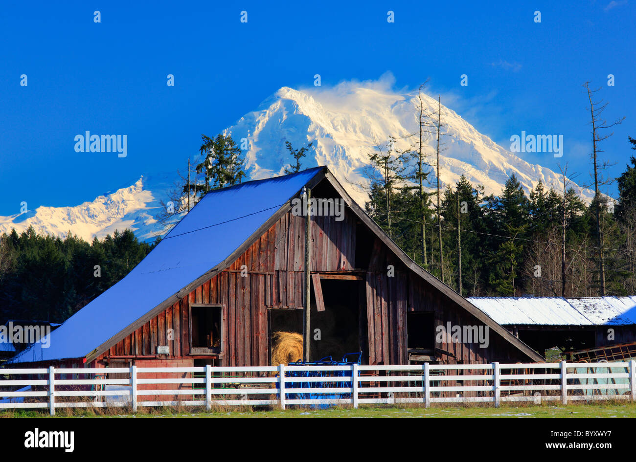 Scheune außerhalb Mount Rainier National Park mit dem Gipfel des Berges hinter ihm droht Stockfoto