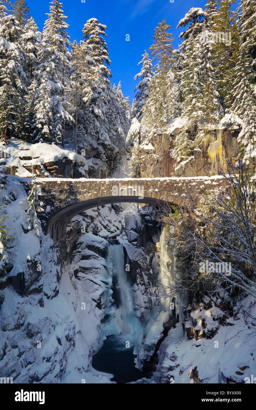 Brücke über Christine Falls im Mount Rainier National Park im winter Stockfoto