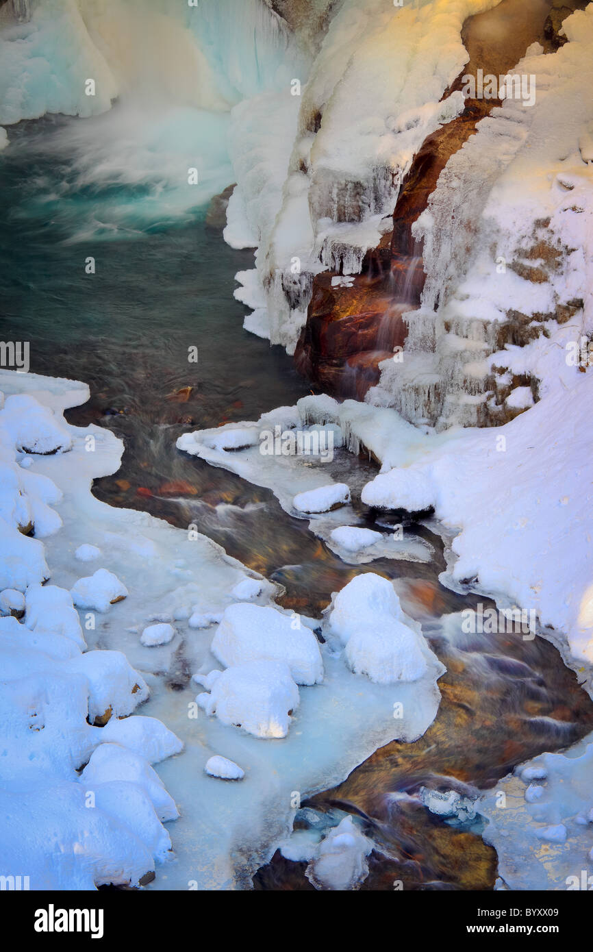 Zugefrorenen und verschneiten Bach unterhalb Christine Fälle in Mount Rainier Nationalpark im winter Stockfoto