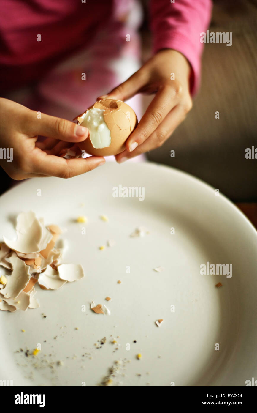 Mädchen isst hart gekochte Eiern. Stockfoto
