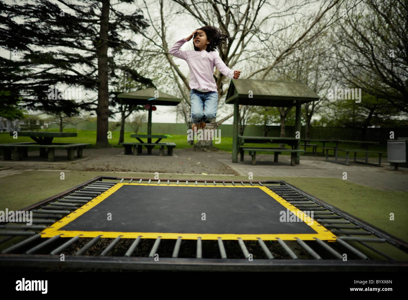 Mädchen hüpfen auf dem Trampolin im öffentlichen Park, Neuseeland. Stockfoto