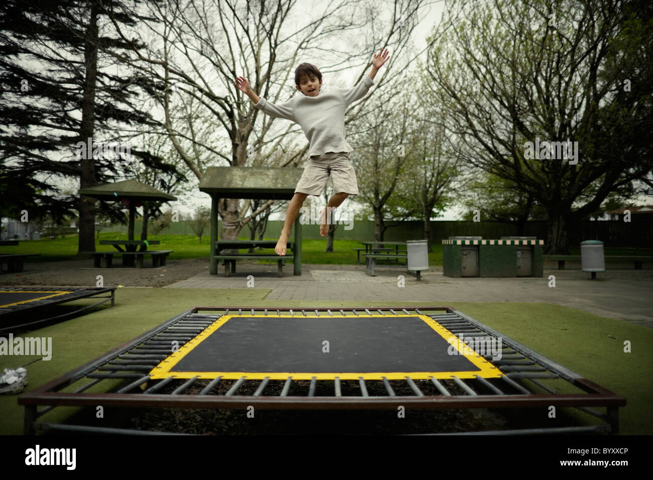 Junge springt auf Trampolin im öffentlichen Spielplatz, Neuseeland. Stockfoto