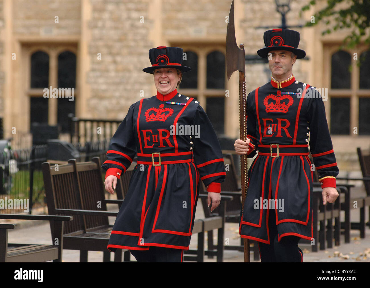 Die erste weibliche Beefeater Yeoman Warder Moira Cameron, beginnt ihr ersten Tag des Zolls in Uniform an der Tower of London Stockfoto