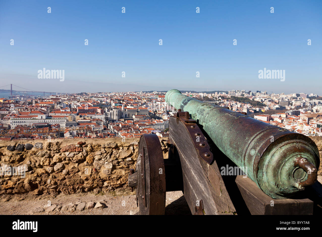 Burg Sao Jorge (St. Georg) in Lissabon, Portugal. Alte Bronze-Kanone und einen Blick über Lissabon "Baixa" (Innenstadt). Stockfoto