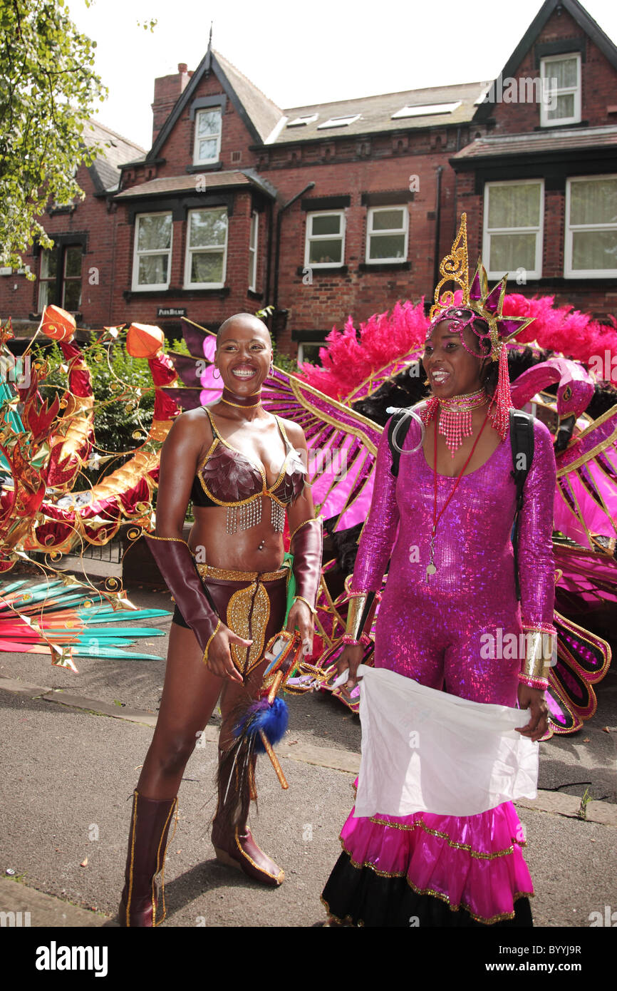 Zwei Frauen verkleidet für Leeds Karnevalsumzug 25. August 2008 Stockfoto