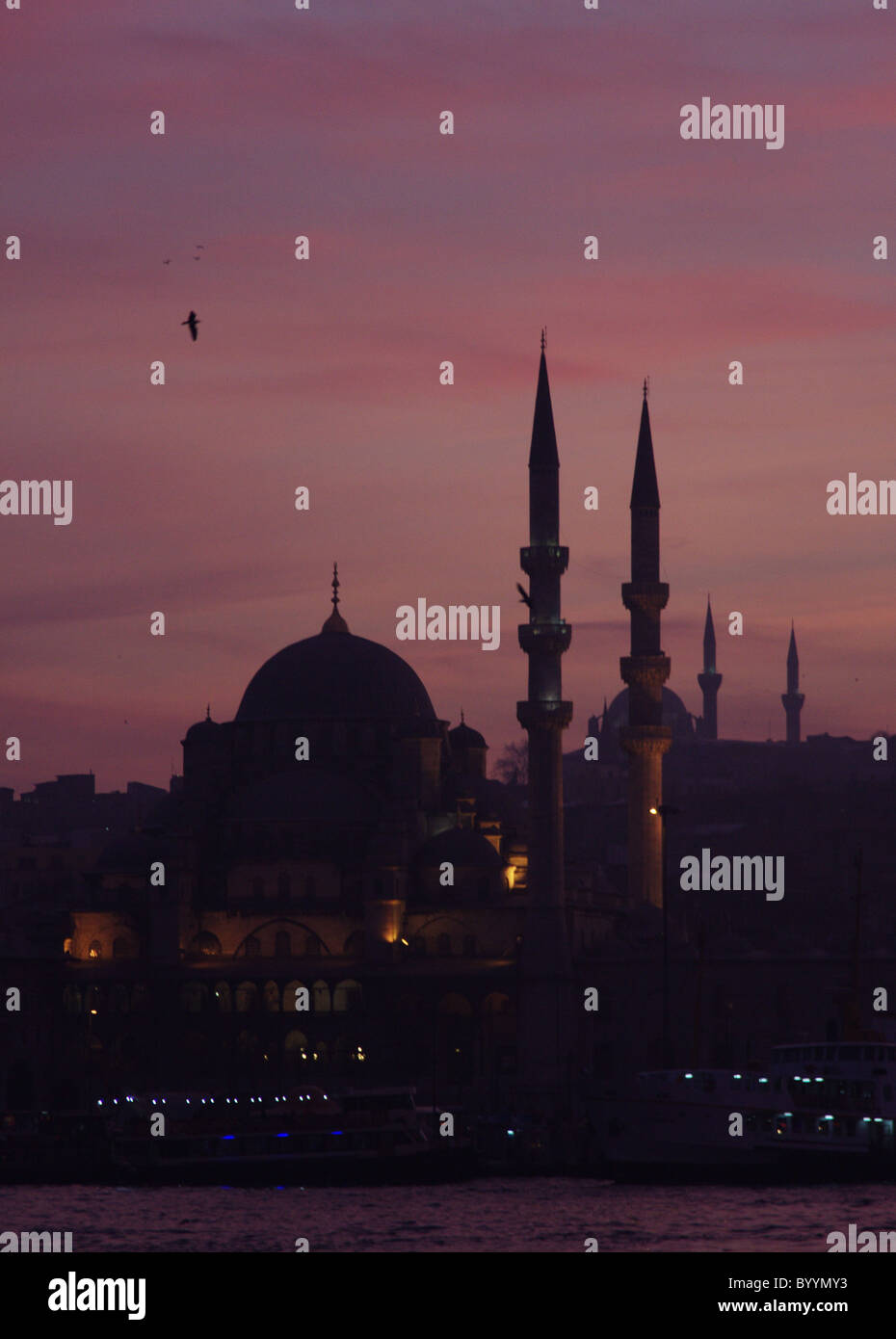 Sonnenuntergang in Istanbul, Türkei, mit Blick auf das Wasser in die neue Moschee Stockfoto