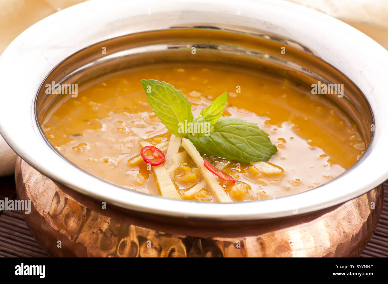 Linsensuppe in einer Messing-Schüssel als Nahaufnahme Stockfoto