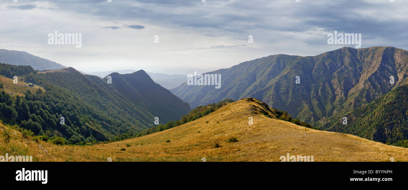 Kleine Hütte im majestätischen Balkan-Gebirge Stockfoto