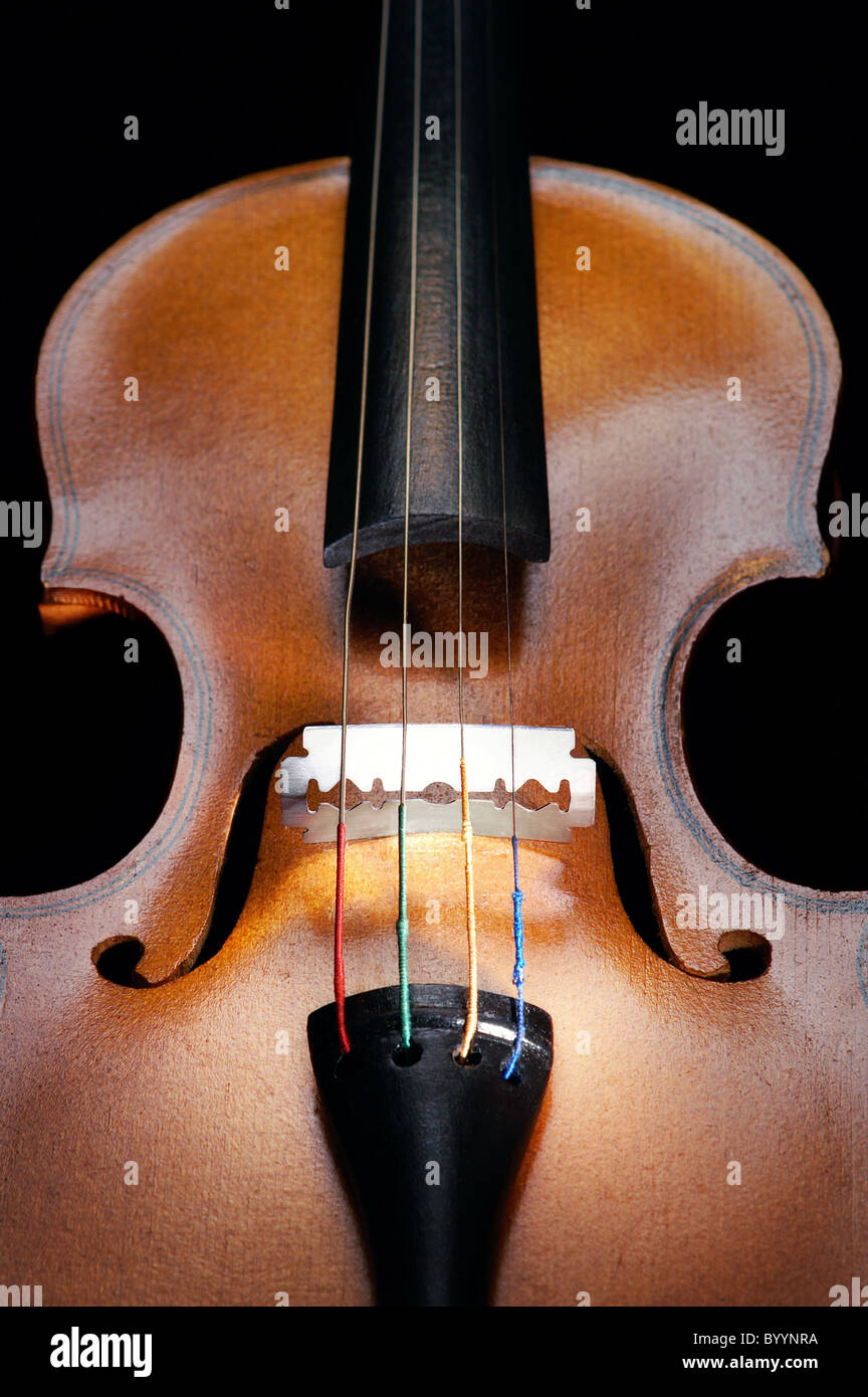 Violine mit einem Rasiermesser an der Stelle der Brücke, vertikale hautnah Stockfoto