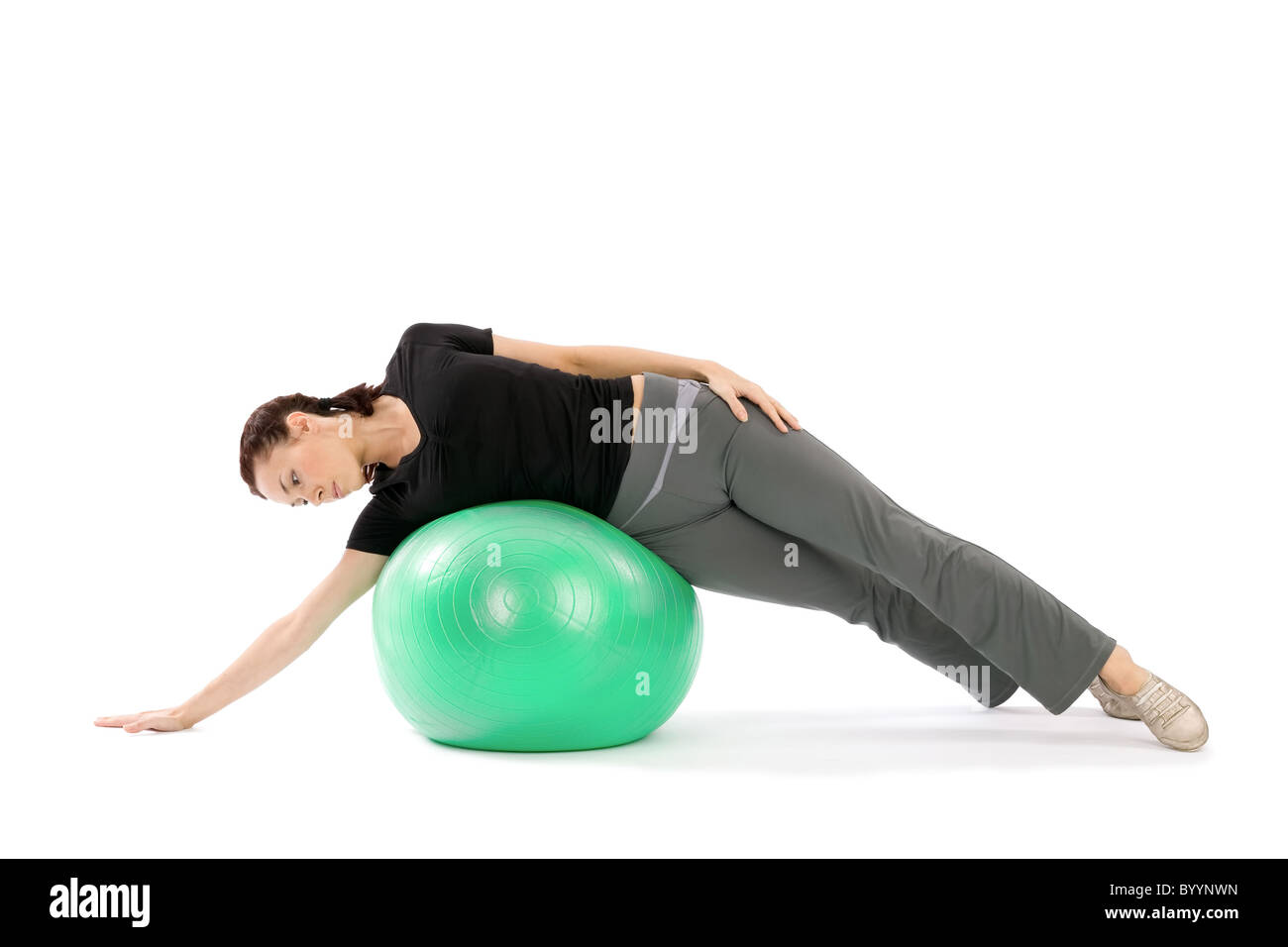 Hübsche junge passen Frau Praxis mit einem Pilates Ball, isoliert auf einem weißen Hintergrund Stockfoto