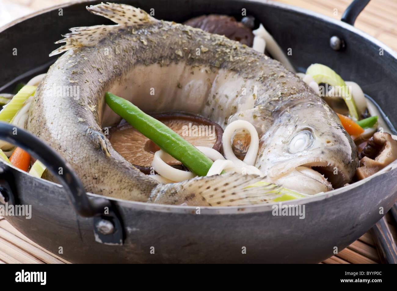 Fischsuppe mit Forellen und Gemüse als Closeup in einer Pfanne Stockfoto