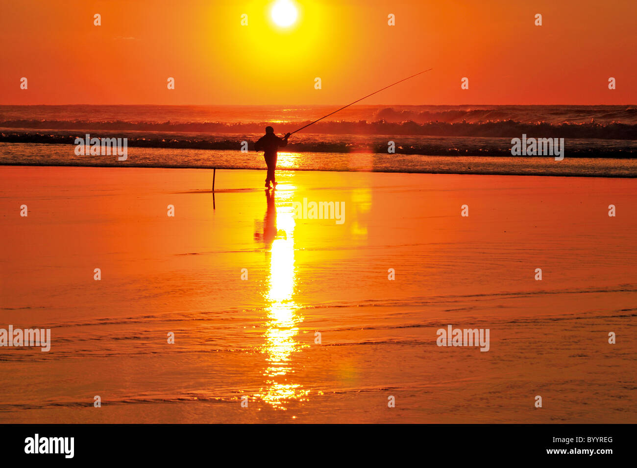 Portugal, Algarve: Sundown und Angler an der Praia do Amado Stockfoto
