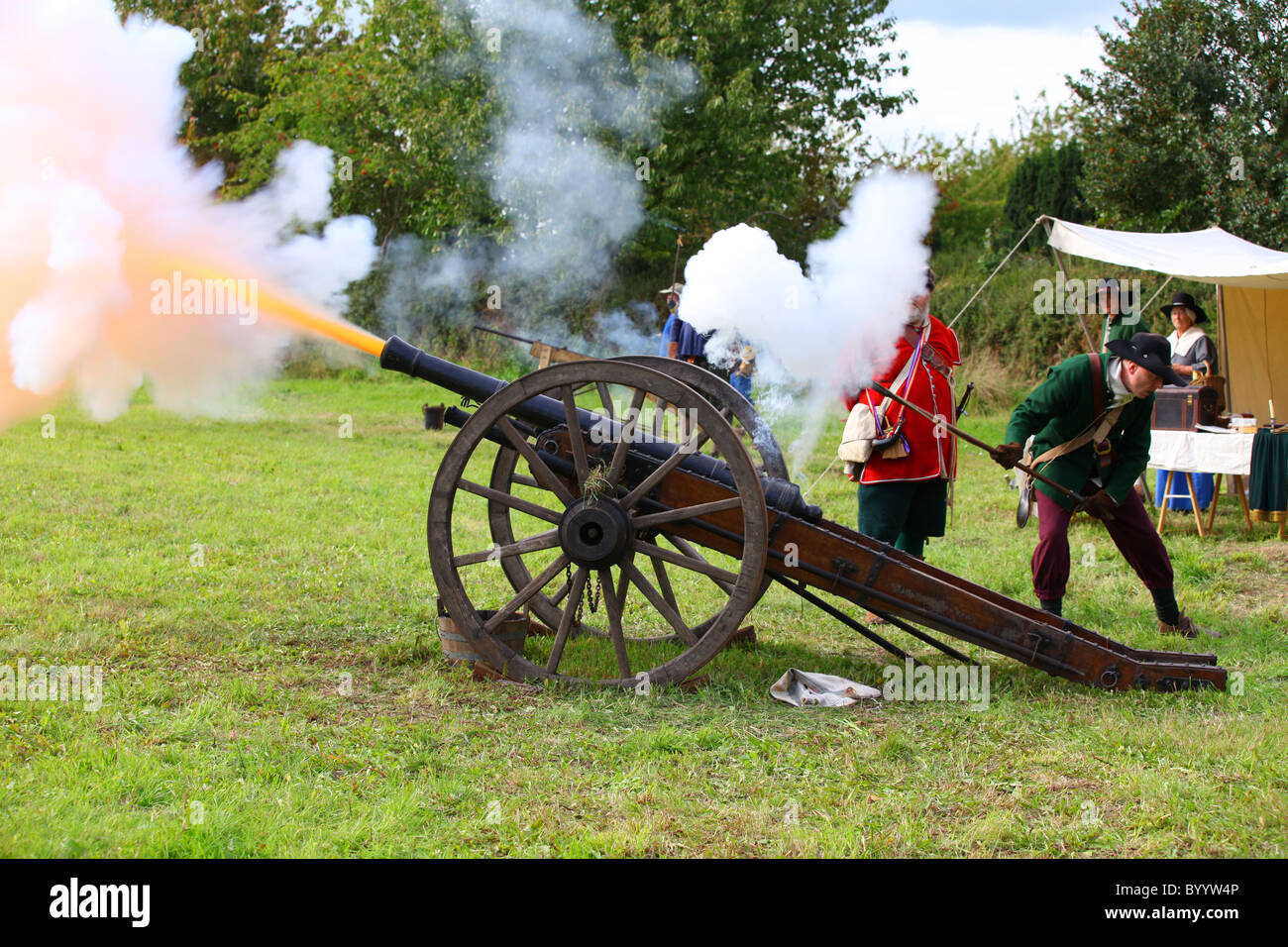 Englischer Bürgerkrieg Kanone abfeuern Stockfoto