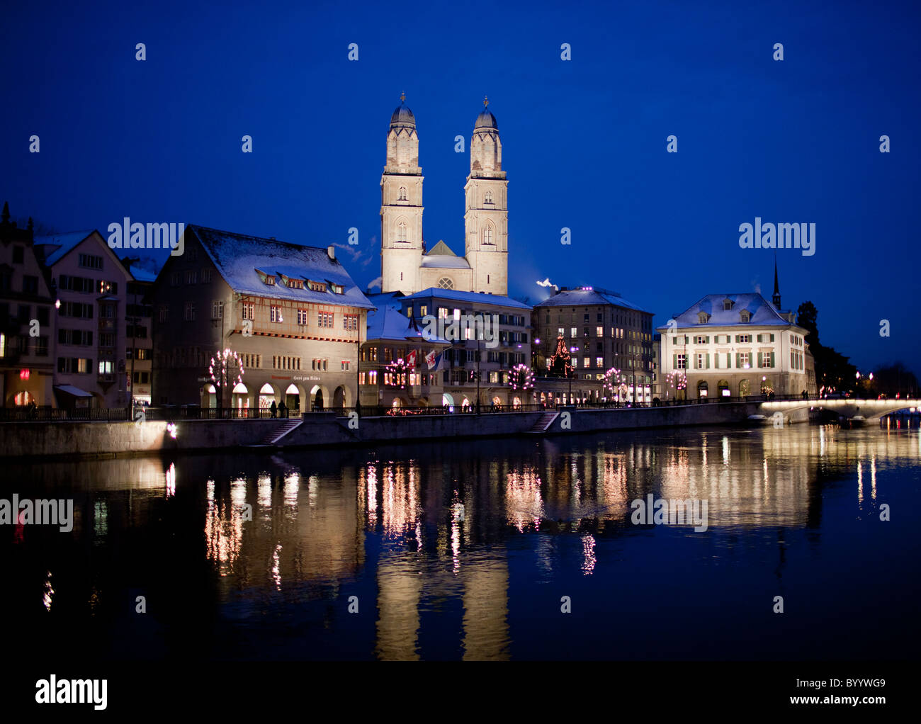 Grossmünster Kathedrale, Dämmerung, Zürich, Schweiz Stockfoto