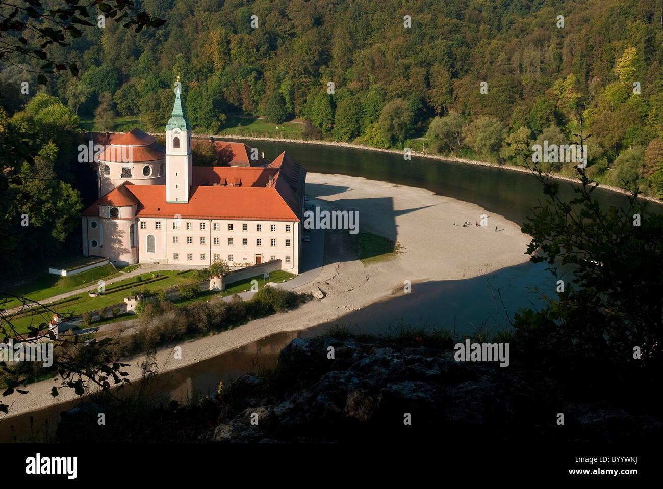 Weltenburg Abbey am Ufer Donau bei Weltenburg Narrows in Herbst, Bayern, Deutschland. Stockfoto