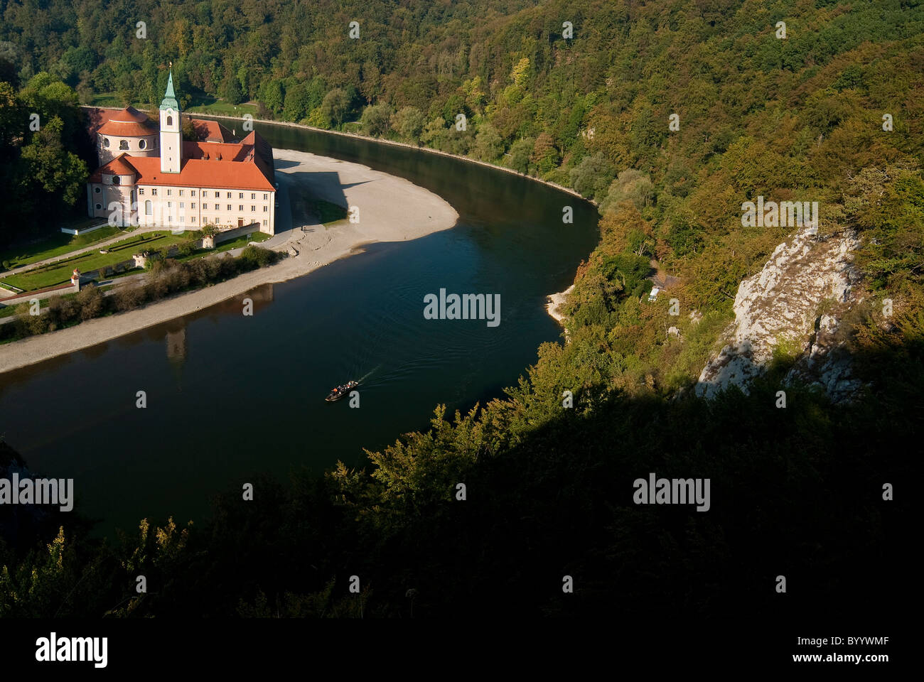 Weltenburg Abbey am Ufer Donau bei Weltenburg Narrows in Herbst, Bayern, Deutschland. Stockfoto
