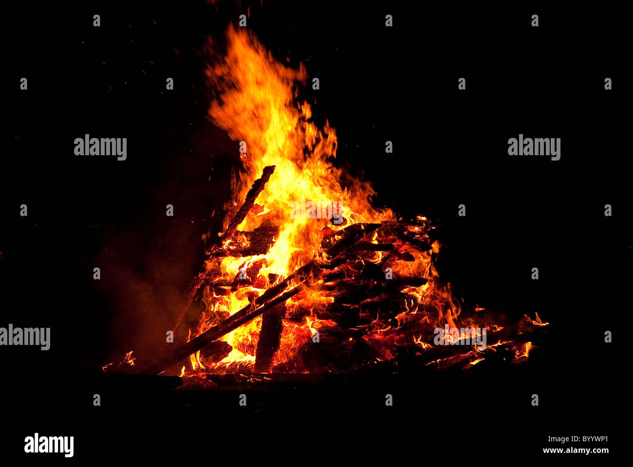 Traditionellen Lagerfeuer auf St.Martins Eva, genannt Martinsfeuer. Bavara, Deutschland. Stockfoto