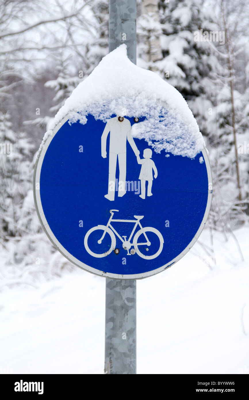 Verkehrsschild mit Schnee bedeckt, Finnland Stockfoto