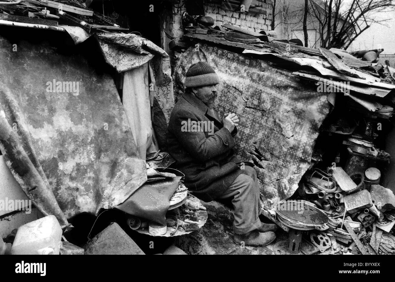 Mann, sitzend in Überresten seines Hauses in Bosnien Herzegowina Krieg zerstört Stockfoto