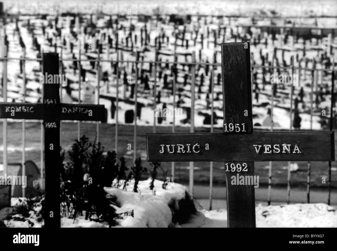 Friedhof mit Gräbern der Verstorbenen in den Bürgerkrieg in Bosnien Herzegowina 1992 Stockfoto