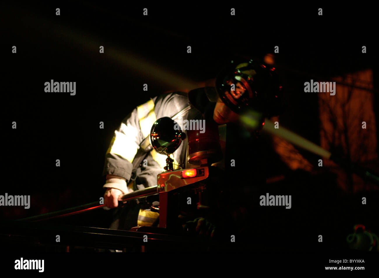 New Jersey Feuerwehrmann bei der Arbeit in der Nacht Stockfoto