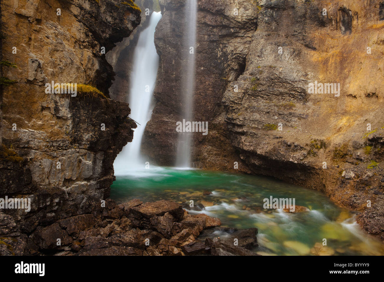 Johnston Creek Wasserfälle abstürzen auf Felsen entlang Bogen Parkway. Banff Nationalpark, Alberta, Kanada. Stockfoto