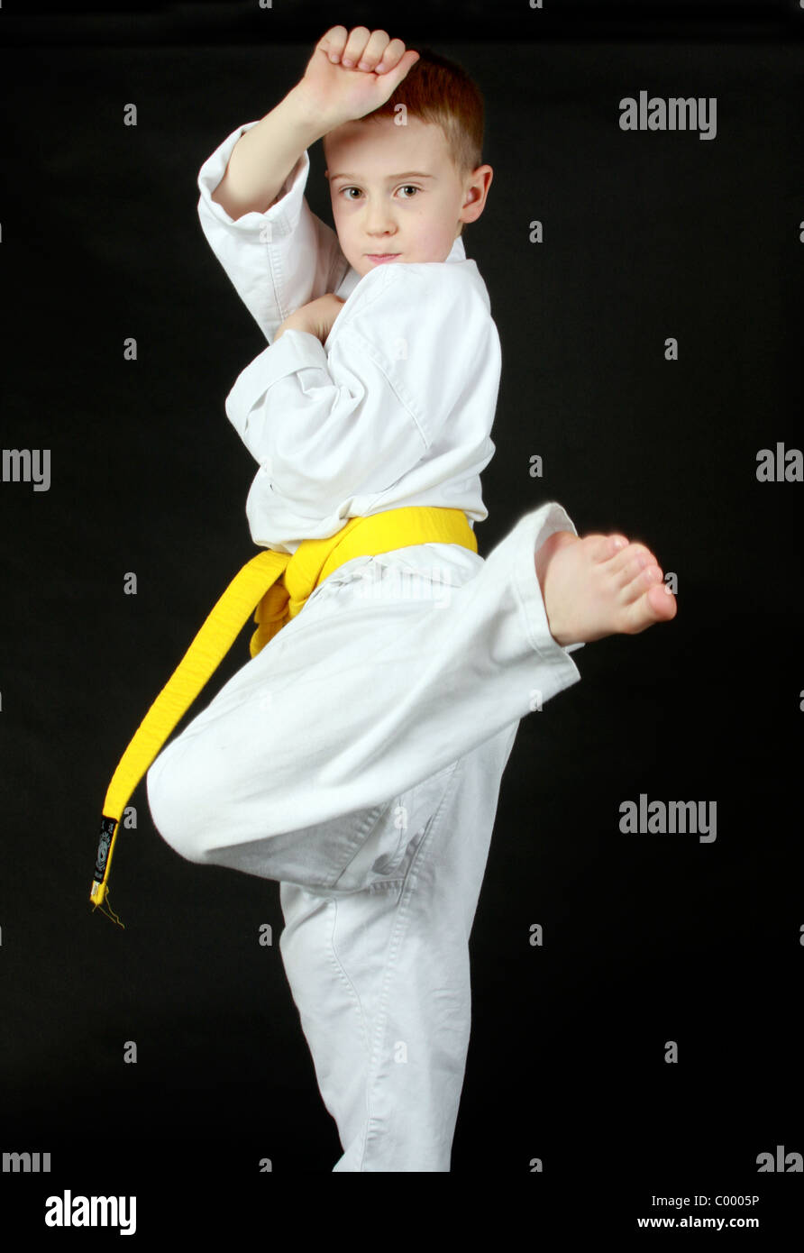 Kleiner Junge üben Karate bewegt sich Stockfoto