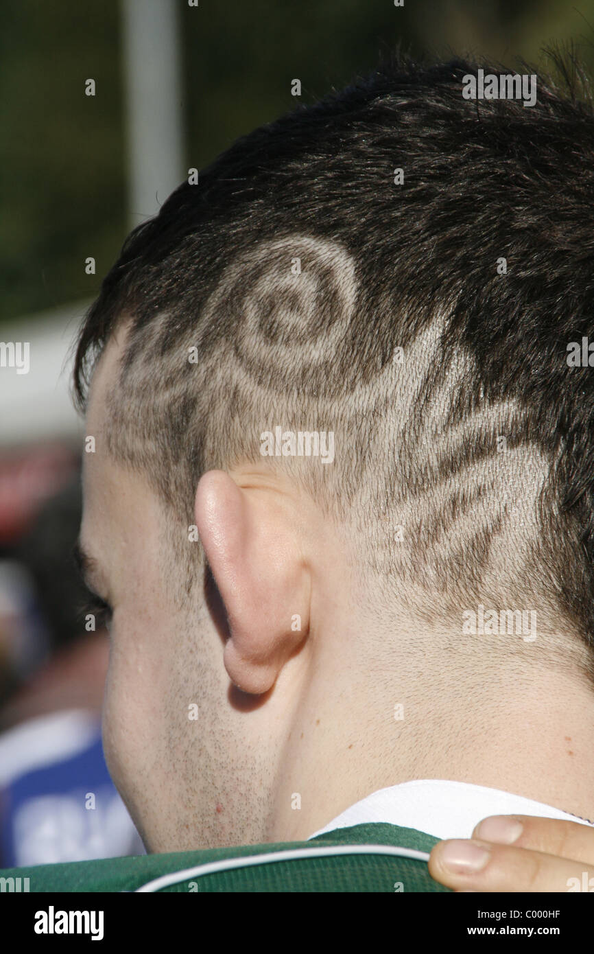 junger Mann mit rasierte Muster Haarschnitt Stockfotografie - Alamy