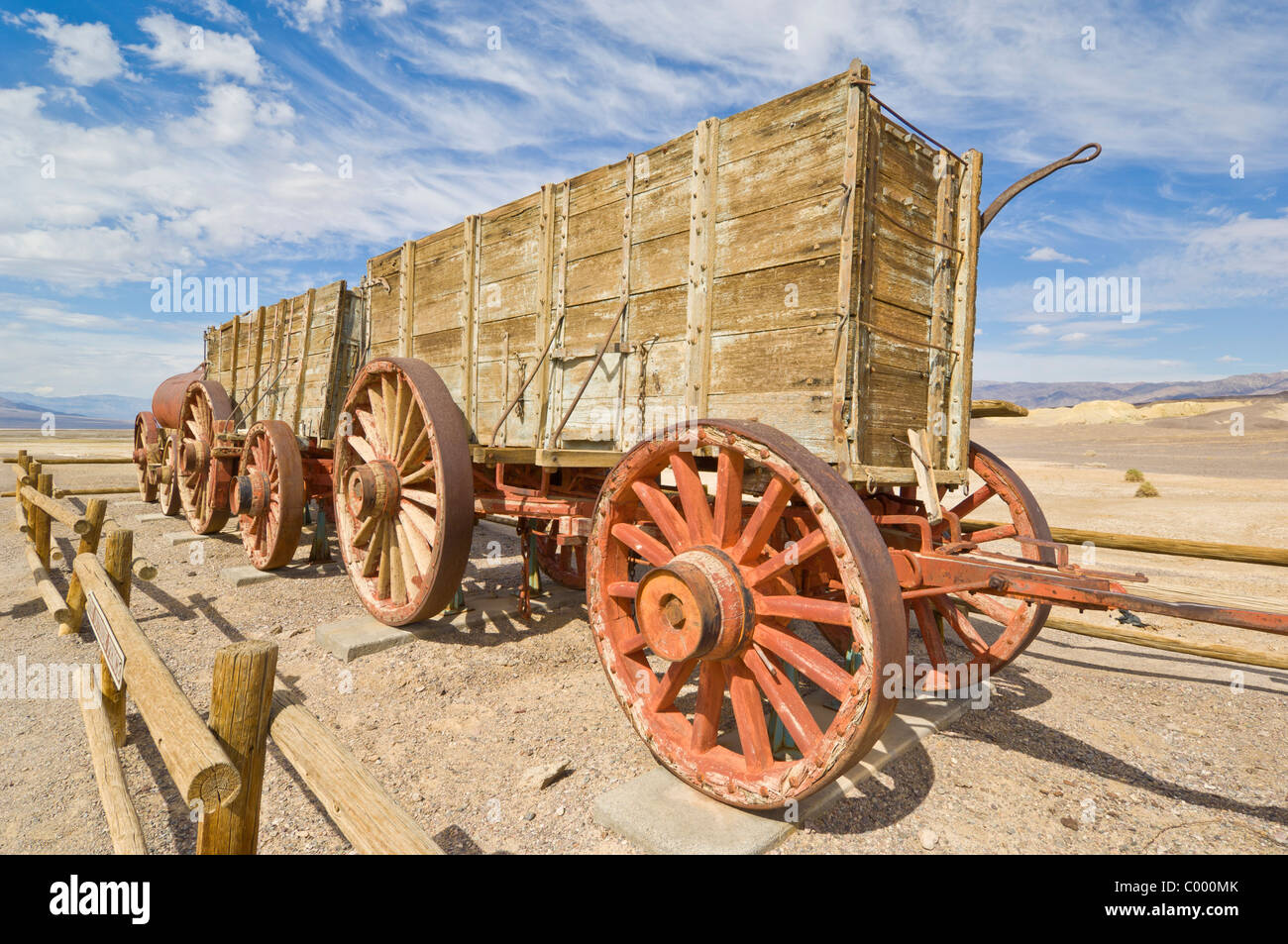 Twenty Mule Team Wagen bei der Harmony Borax Works, Furnace Creek, Death Valley Nationalpark, Kalifornien, USA Stockfoto