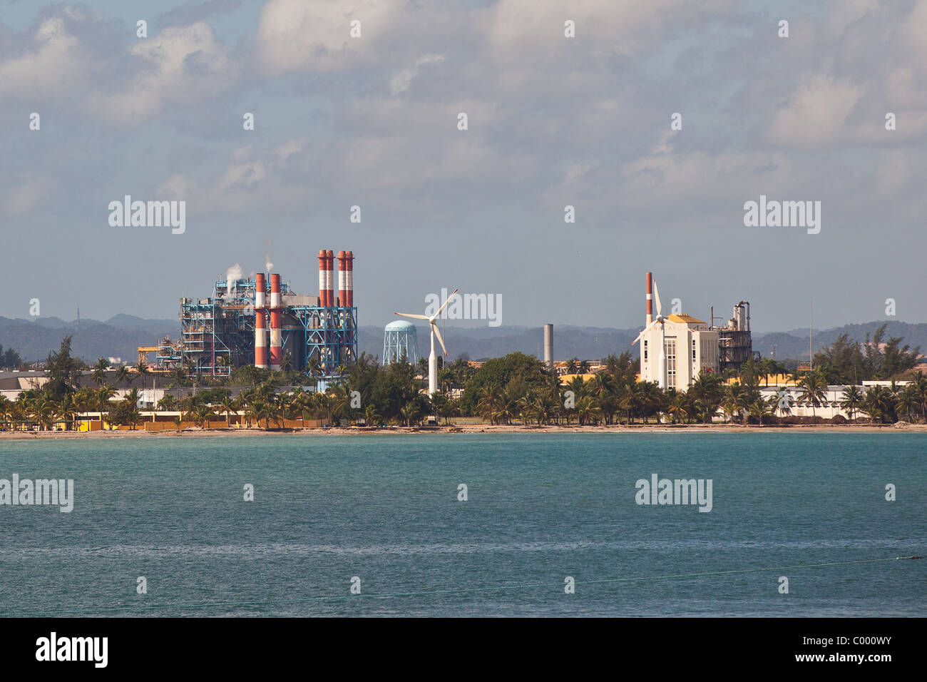 Blick auf die Bacardi Corporation Fabrik und Windturbinen in San Juan, Puerto Rico. Stockfoto