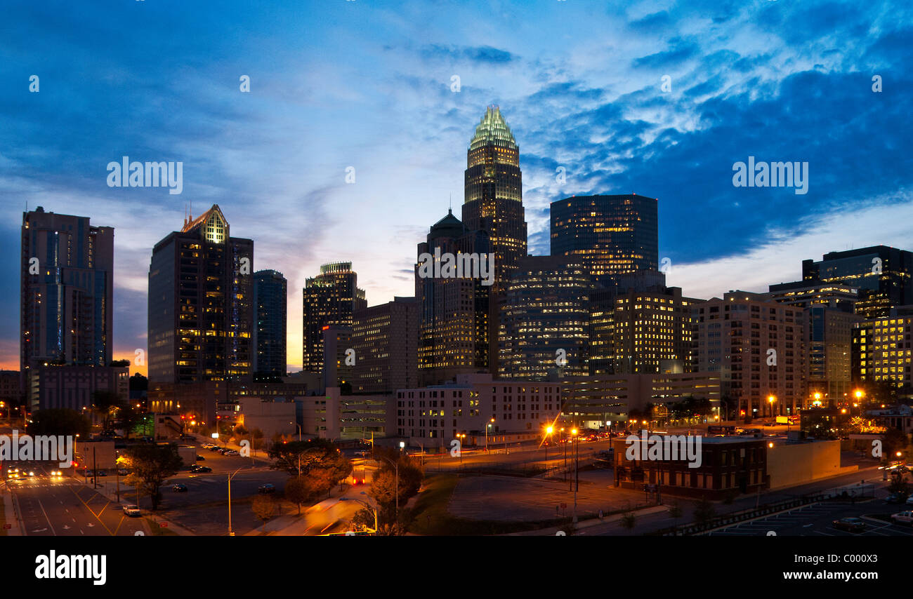 Die Skyline der Innenstadt in der Morgendämmerung in Charlotte, North Carolina, USA Stockfoto