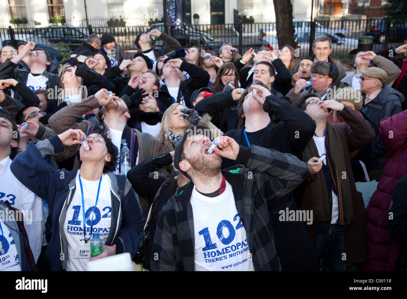 1023 Homöopathie Gruppe Masse Überdosierung 30. Januar 2010 Stockfoto