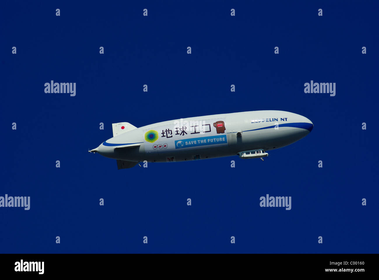 Ein Deutsch-gebaut Zeppelin NT (neue Technologie) über Tokio mit Werbespots für Erde Eco, NHK und anderen vor einem tiefblauen Himmel Stockfoto