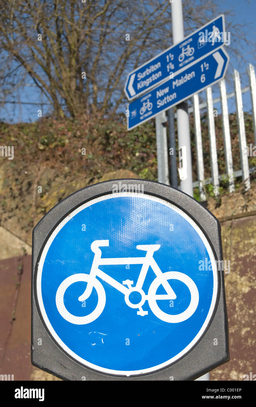 blaue und weiße Zeichen für einen Radweg mit Zyklus Weg Wegweiser im Hintergrund Stockfoto