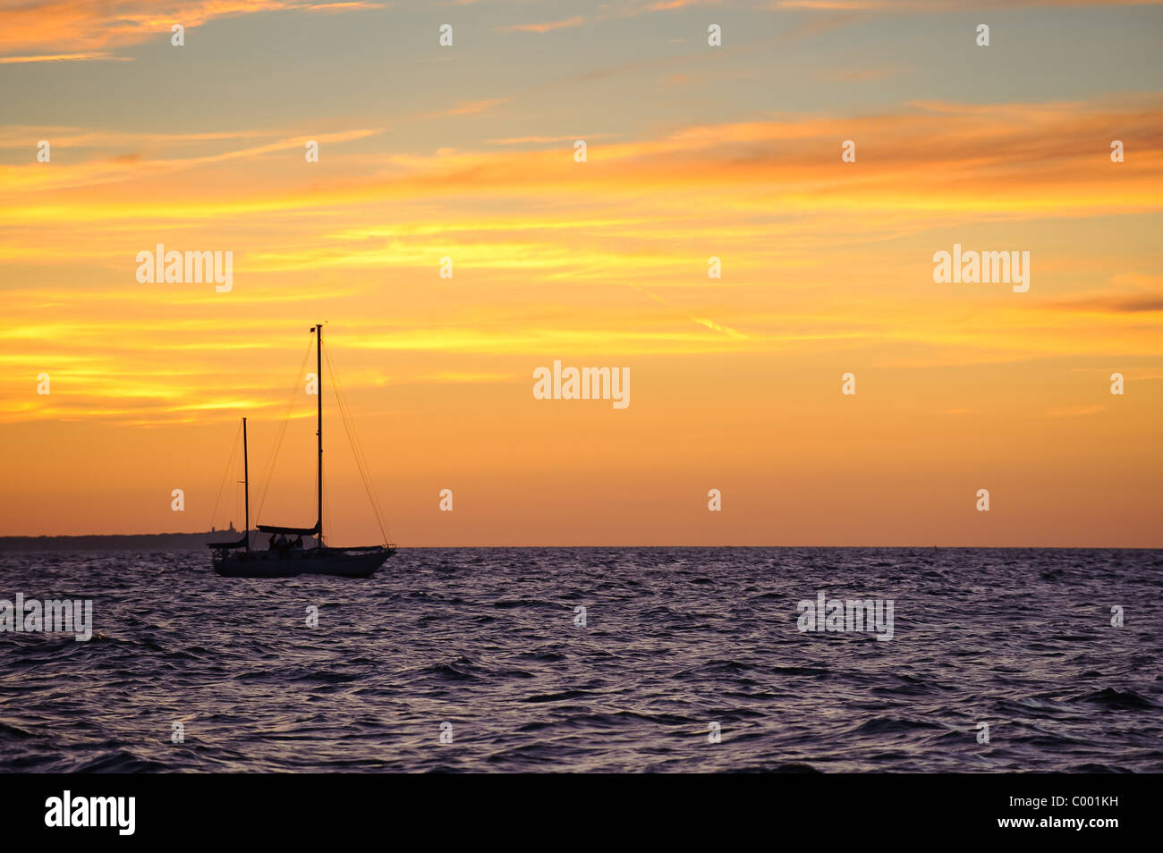 Sonnenuntergang mit Segelboot in der Ostsee, Sonnenuntergang, Insel Rügen, Deutschland Stockfoto