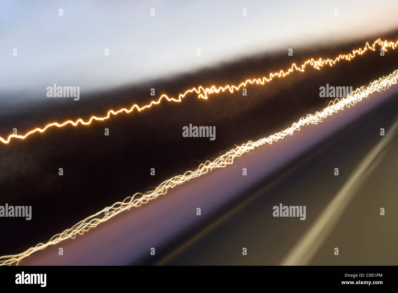 Abstrakte Lichtspuren eingefangen von Autos Zeichen und anderen Sehenswürdigkeiten entfernt. Stockfoto
