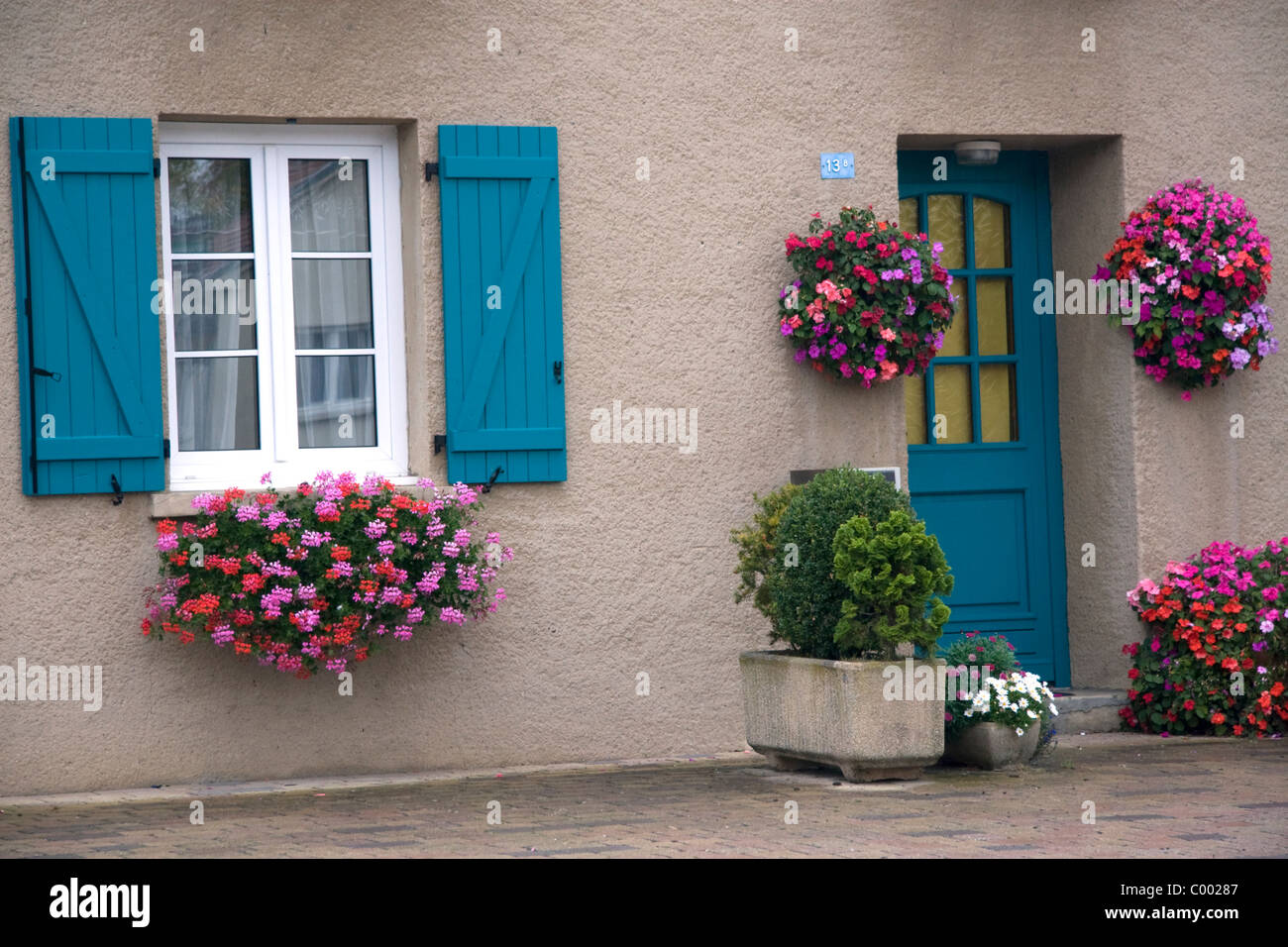 Blumenkästen auf Häuser in der Gemeinde von Rodemack, Nordost Frankreich. Stockfoto