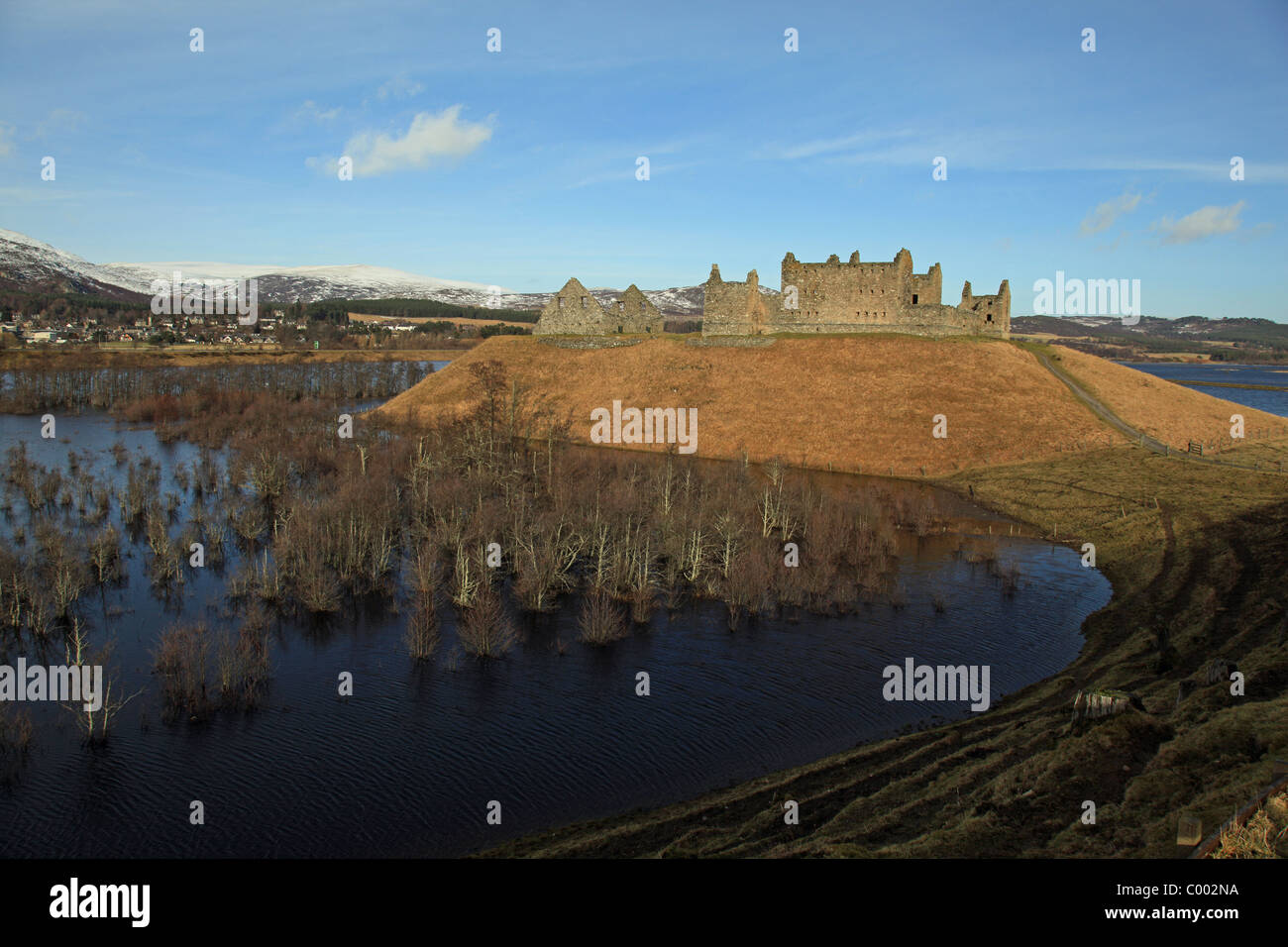 [Ruthven Kaserne] im Winter in der Nähe von Kingussie, Scotland, UK mit Überflutung der [Insh Marshes] und Schnee auf Monadhliath Mountains Stockfoto