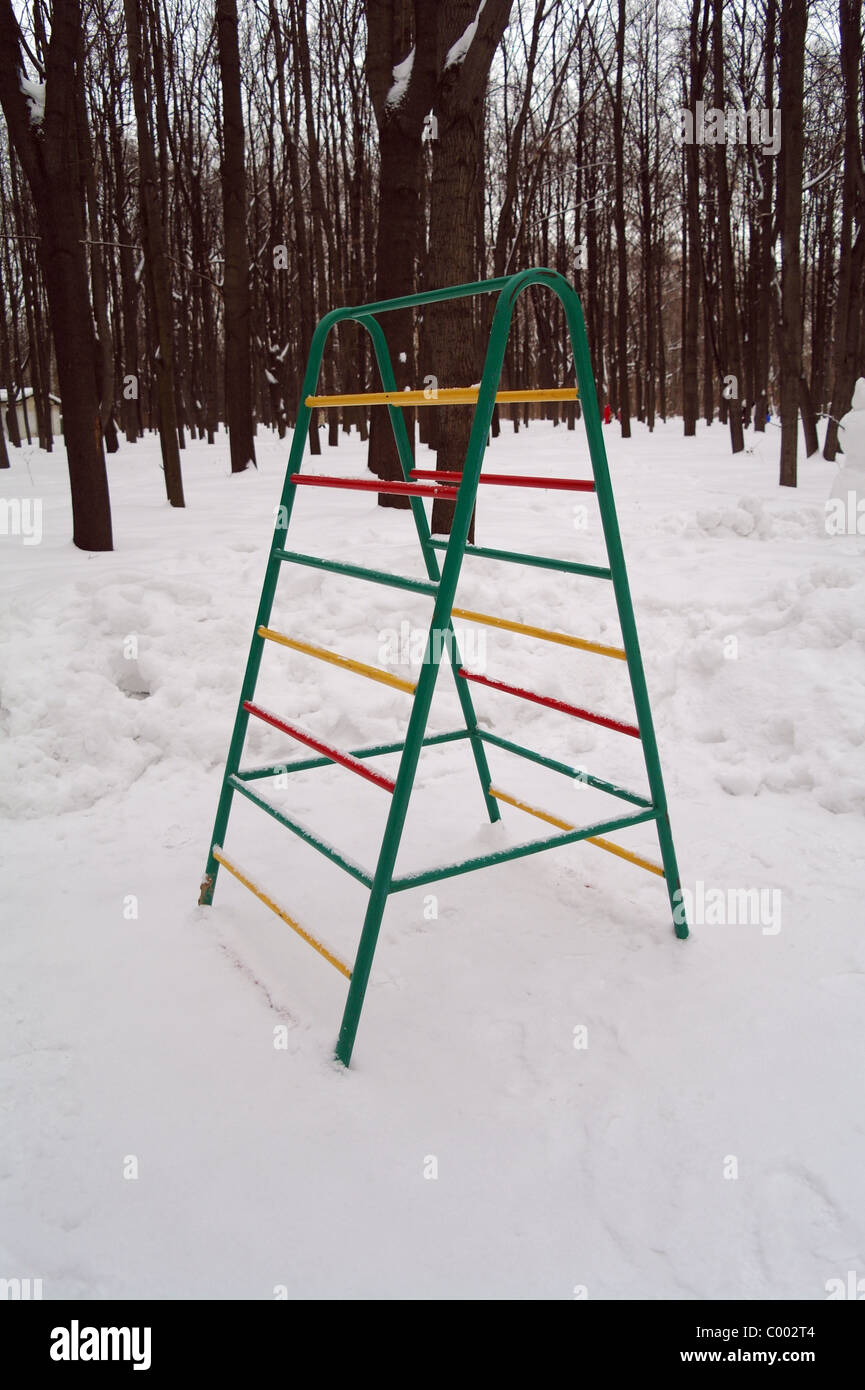 Kinder Design in nicht langweilig Garten im Winter gegen Bäume, Moskau, Russland Stockfoto