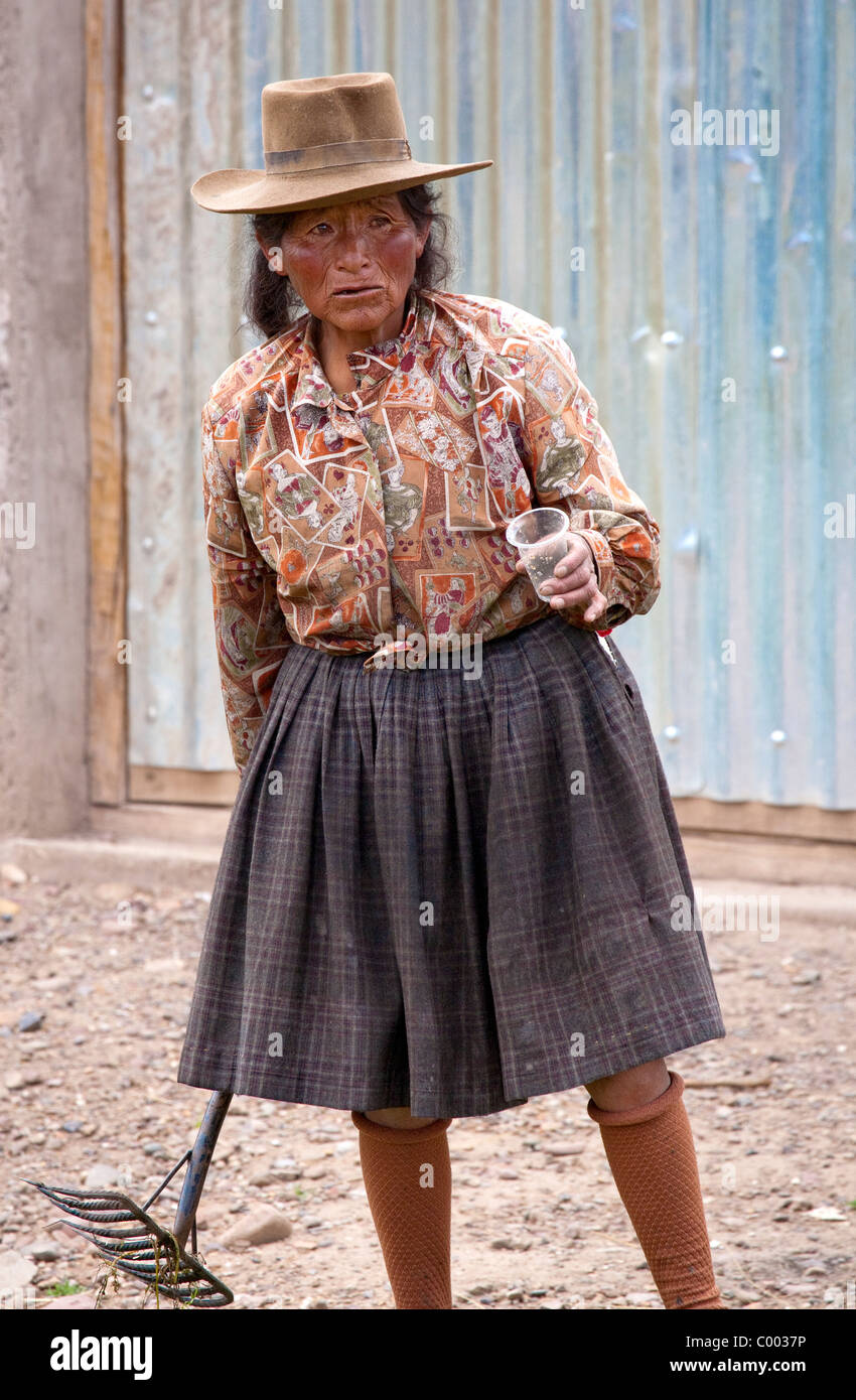 Bolivianischen Dame im traditionellen Kleid in Raqchi, Bolivien, Südamerika. Stockfoto