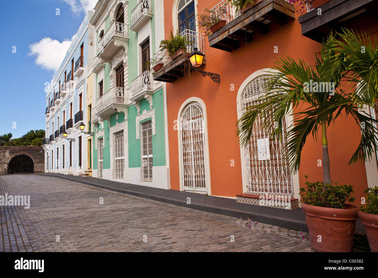 Historische, traditionelle Häuser entlang Calle Recinto Sur Old San Juan, Puerto Rico. Stockfoto